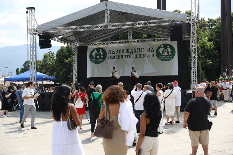 СподелиВ концерта Традициите на бъдещето взеха участие народни певци и