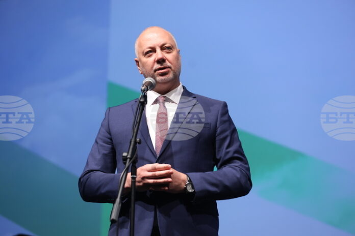 ОБНОВЕНА Държавните органи са на терен и следят за необосновано ОБНОВЕНА Държавните органи са на терен и следят за необосновано покачване на цените, каза премиерът Росен Желязков на дискусия за еврото