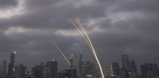 ОБНОВЕНА Иранска ракета падна близо до къщи в Централен Израел, двама души са убити