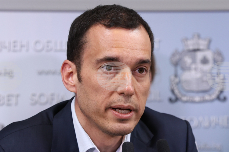 СподелиКметът на София Васил Терзиев обяви че е освободил от