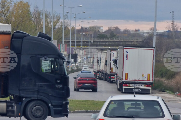 От 24 до 27 юни ще бъде ограничено движението на камиони по участъци в Северна България поради очакваните температури над 35 градуса, съобщиха от АПИ
