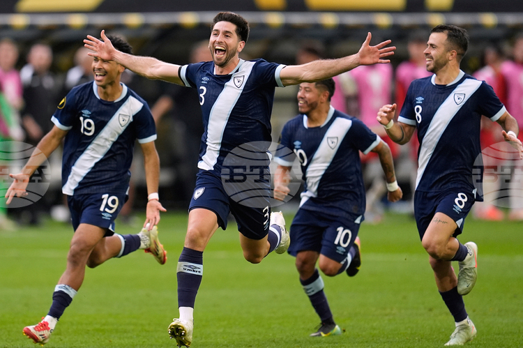 СподелиНационалните отбори на САЩ и Гватемала достигнаха до втория полуфинал