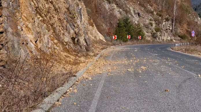 Паднали камъни затрудняват движението между София и Самоков, съобщиха от Паднали камъни затрудняват движението между София и Самоков, съобщиха от АПИ