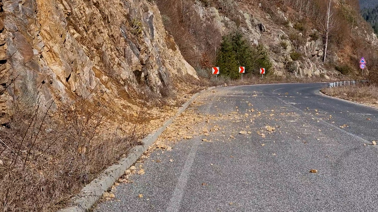 СподелиКамъни паднали от свлачище затрудняват трафика между София и Самоков