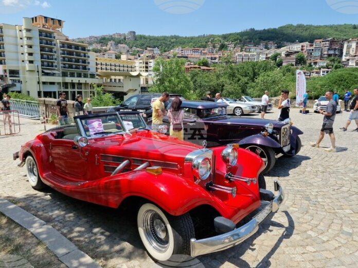 Първи "Болярски ретро събор" събра любители на класическите автомобили и Първи "Болярски ретро събор" събра любители на класическите автомобили и мотоциклети във Велико Търново