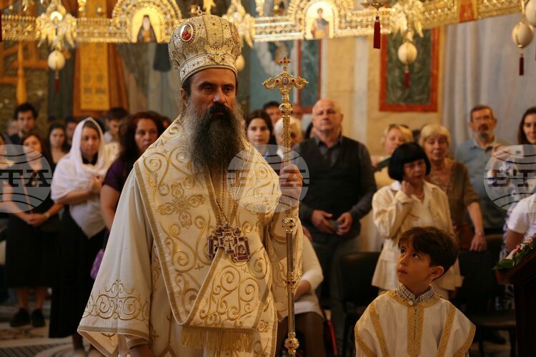 СподелиБългарският патриарх и Софийски митрополит Даниил официално връчи дипломите на