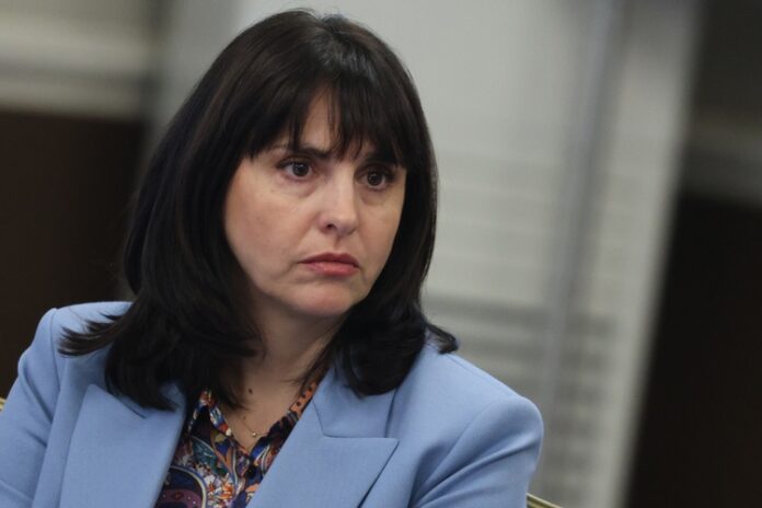 Превалутирането в евро ще бъде автоматично, не трябват нови банкови сметки или преподписване на трудови договори, каза зам.-министър Наталия Ефремова