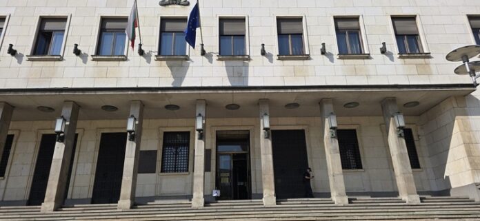 При първоначално слаб интерес започна продажбата на медната възпоменателна монета, посветена на 100 години от рождението на Георги Парцалев