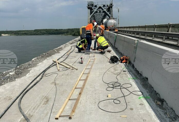 Продължава ремонтът на българския участък на Дунав мост при Русе, поради което е въведена временна организация на движението