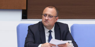 Програмата за обезопасяването на критичните пътни участъци се изпълнява стриктно и в срок, увери министър Иван Иванов