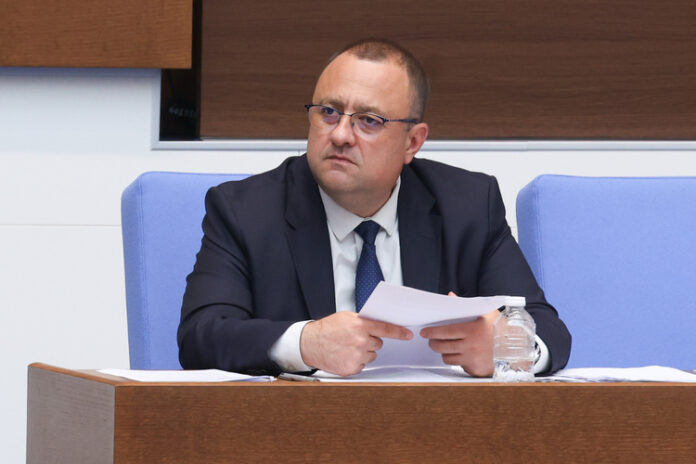 Програмата за обезопасяването на критичните пътни участъци се изпълнява стриктно и в срок, увери министър Иван Иванов