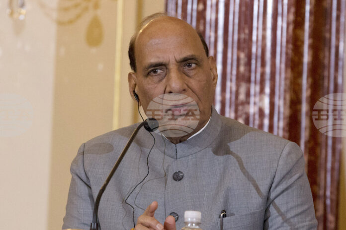 ПТИ: Индийският министър на отбраната пристигна в китайския гр. Циндао, за да участва в среща на ШОС