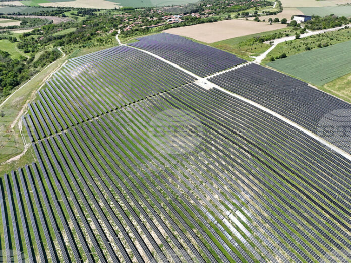 "ОМВ Петром" обяви участие в изграждането на фотоволтаична централа с мощност от 400 мегавата, разположена край Бяла Слатина