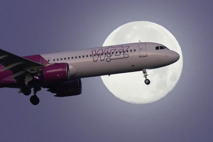 СподелиНискотарифната авиокомпания Уиз Еър Wizz Air временно преустановява всички свои