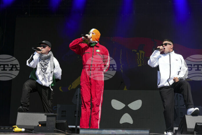 Рапърите от "Нийкап" се включиха във фестивала "Гластънбъри" въпреки полемиката около участието им