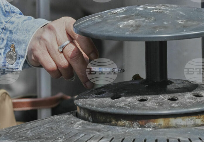 РАЗШИРЕНА
                                                                                                Франция разшири забраната за пушене на обществени места до плажовете, парковете, автобусните спирки и други места