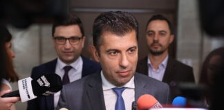 Решението на КС във връзка с искането на президента за референдум за еврото е законово и очаквано, коментира Кирил Петков