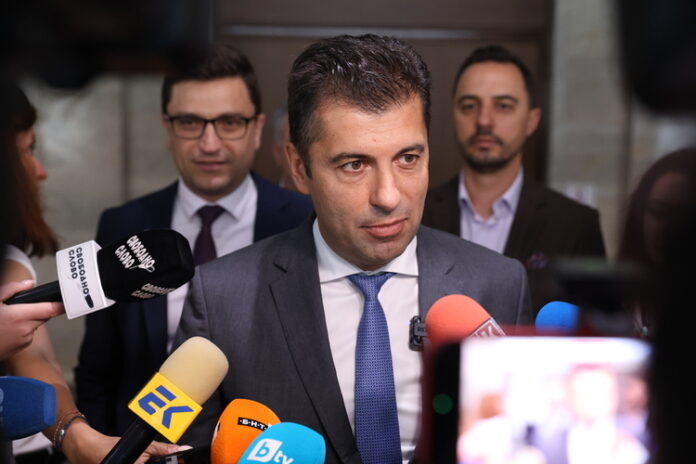 Решението на КС във връзка с искането на президента за референдум за еврото е законово и очаквано, коментира Кирил Петков