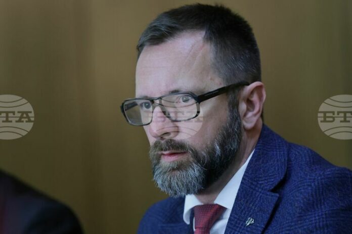 Решението за натоварения трафик в Кресна е обходен път, работата по който ще започне през есента, съобщи председателят на АПИ