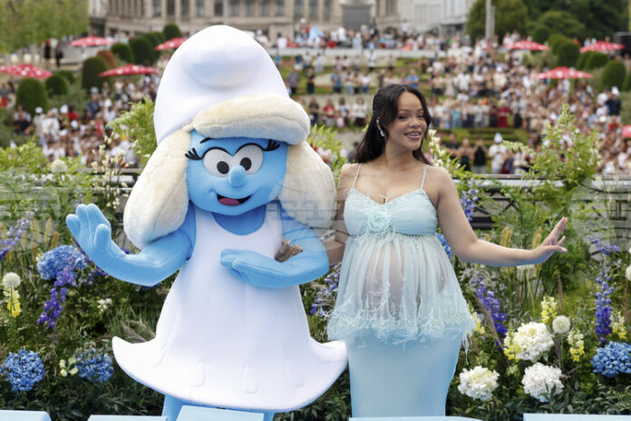 Риана се появи на световната премиера на новия филм за смърфовете в Брюксел