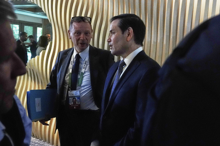 СподелиДържавният секретар на САЩ Марко Рубио също напусна срещата на