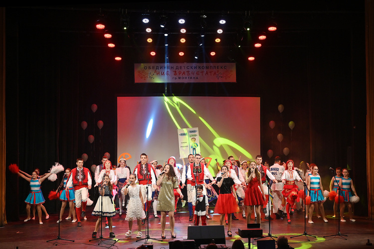 СподелиВечерта на тричасов концерт Обединен детски комплекс Ние врабчетата в