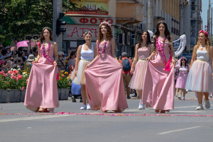 С розобер и пъстро дефиле завършва 122-ият Празник на розата в Казанлък, гост ще е вицепрезидентът Илияна Йотова