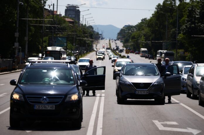 С вой на сирени България почете Деня на Ботев и загиналите за свободата