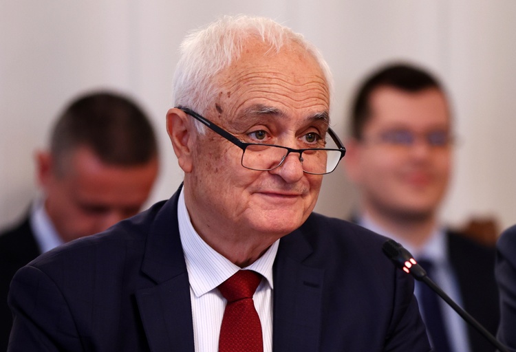 СподелиСамолетът F 16 Block 70 е в отлично състояние и е