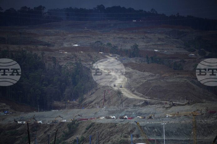 Със символична първа копка президентът на Индонезия даде началото на Със символична първа копка президентът на Индонезия даде началото на проект за батерии за 5,9 млрд. долара