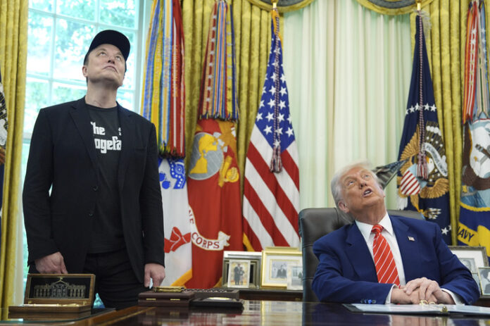 Съветници за Белия дом са насрочили телефонен разговор между Тръмп и Мъск, съобщава "Политико"