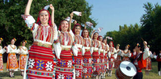 Седем танцови ансамбъла ще участват на тридневния фестивал "С танците на дедите ни" в Димитровград