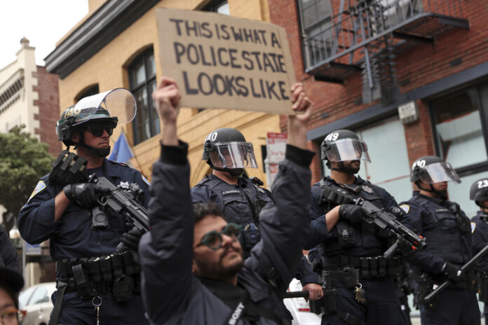 Шейсет души са арестувани по време на протести, прераснали в насилие в Сан Франциско, съобщи полицията