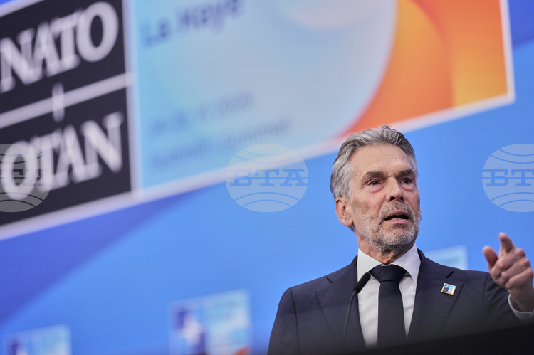 СподелиНа срещата на върха на НАТО ще настъпи единство сред