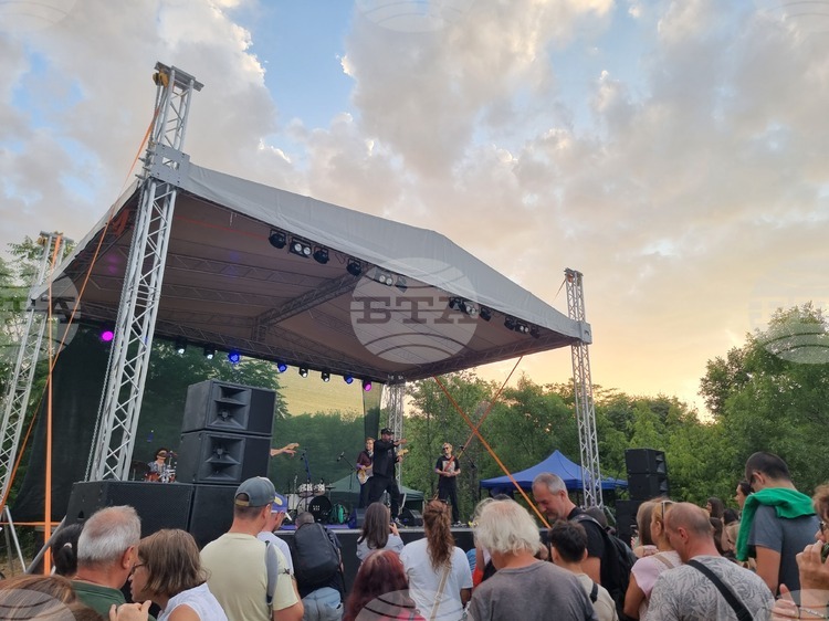 СподелиСтефан Вълдобрев и неговата група Обичайните заподозрени радваха присъстващите с