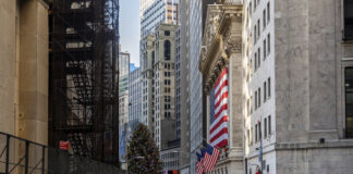 Уолстрийт отвори нагоре на фона на спада в цените на петрола