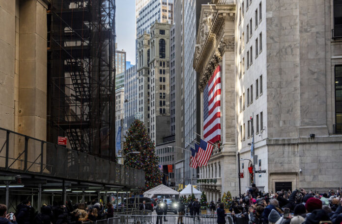 Уолстрийт отвори нагоре на фона на спада в цените на петрола