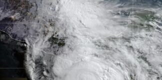 Ураганът "Ерик" напредва към тихоокеанското крайбрежие на Мексико