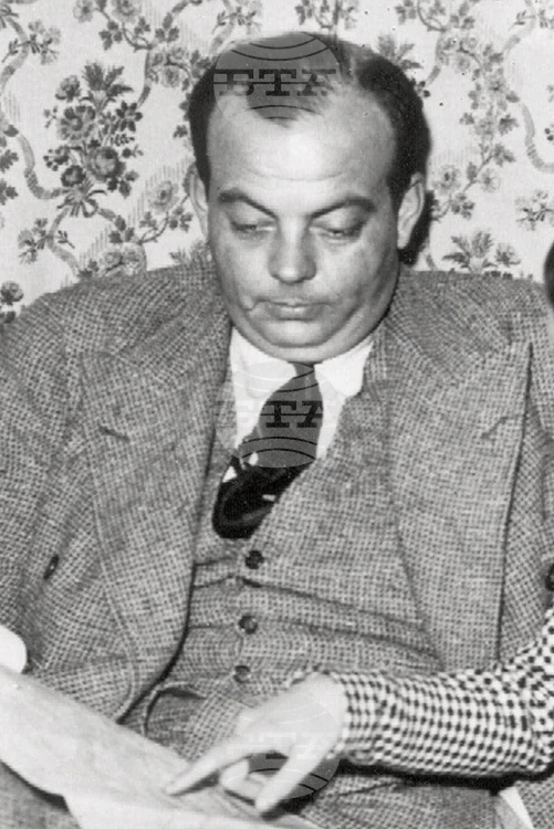 СподелиФренският писател и пилот Антоан дьо Сент Екзюпери среща Малкия принц