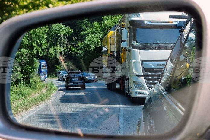 Възстановено е движението през прохода Петрохан в района на Гинци