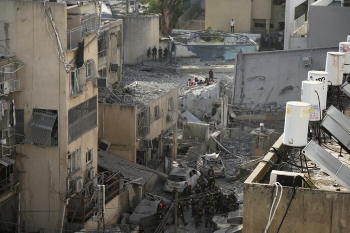 Великобритания заяви, че изтегля семействата на служителите на посолството и консулството си в Израел