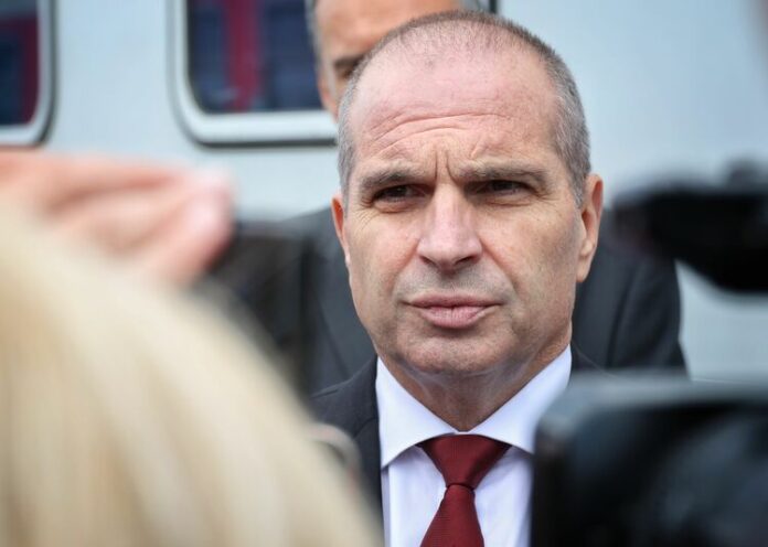 Вицепремиерът Гроздан Караджов ще открие публична дискусия за предстоящата процедура за пътнически услуги с железопътен транспорт