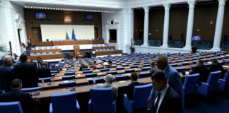 Вицепремиерът и министър на транспорта Гроздан Караджов и 12 министри от кабинета ще отговарят на депутатски въпроси