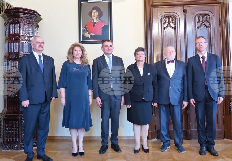 СподелиВицепрезидентът Илияна Йотова от името на президента Румен Радев удостои