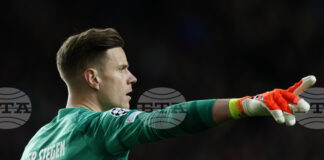 Вратарят на Барселона Марк-Андре тер Стеген и треньорът Ханзи Флик ще изяснят бъдещето на футболиста на предстояща среща