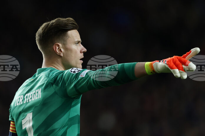 Вратарят на Барселона Марк-Андре тер Стеген и треньорът Ханзи Флик ще изяснят бъдещето на футболиста на предстояща среща