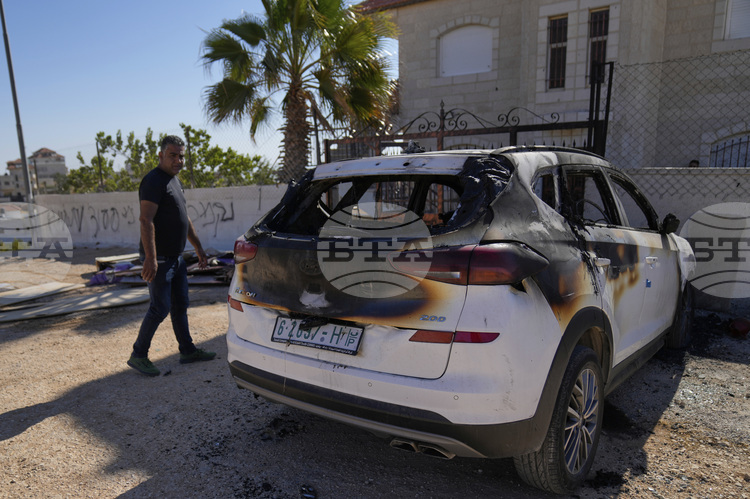 СподелиНяколко десетки израелци се събраха през нощта пред израелска военна