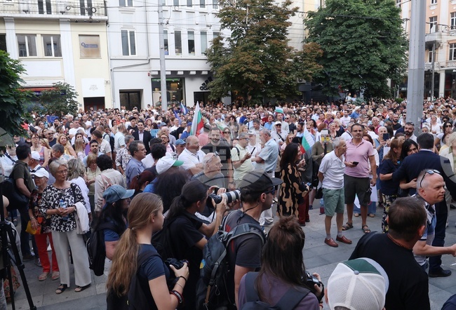 Граждани се събраха на протест пред Съдебната палата с искане за независимо правосъдие