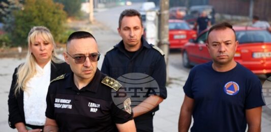 Брифинг на главния комисар Александър Джартов (вляво). Снимка: БТА