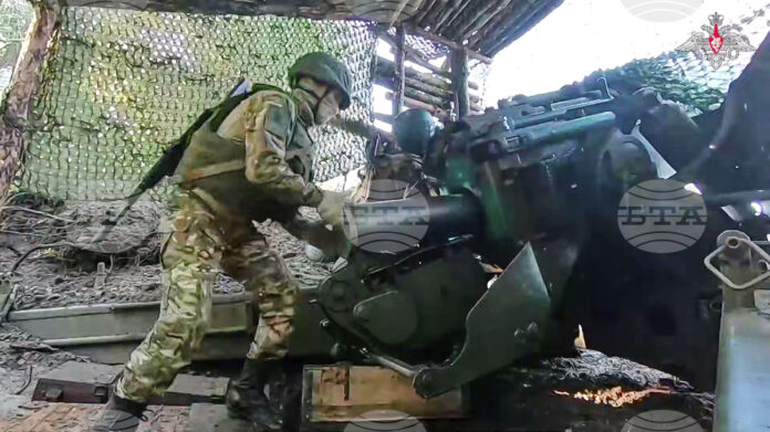 Руски войник подготвя полево оръдие „Хиацинт-Б“ за стрелба срещу украинска позиция Руски войник подготвя полево оръдие „Хиацинт-Б“ за стрелба срещу украинска позиция